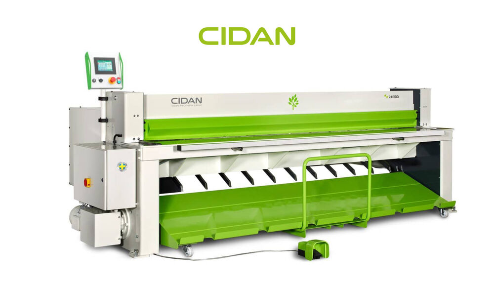 Die elektrische Tafelschere RAPIDO ist mit motorisch gesteuertem Hinteranschlag (750 oder 1000 mm), integrierter Blechhochhalterung und LED-Schnittlinienbeleuchtung bestens ausgestattet.